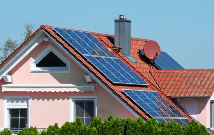 casa privata tetto a spiovente con pannelli fotovoltaici da 3 o 6 kW