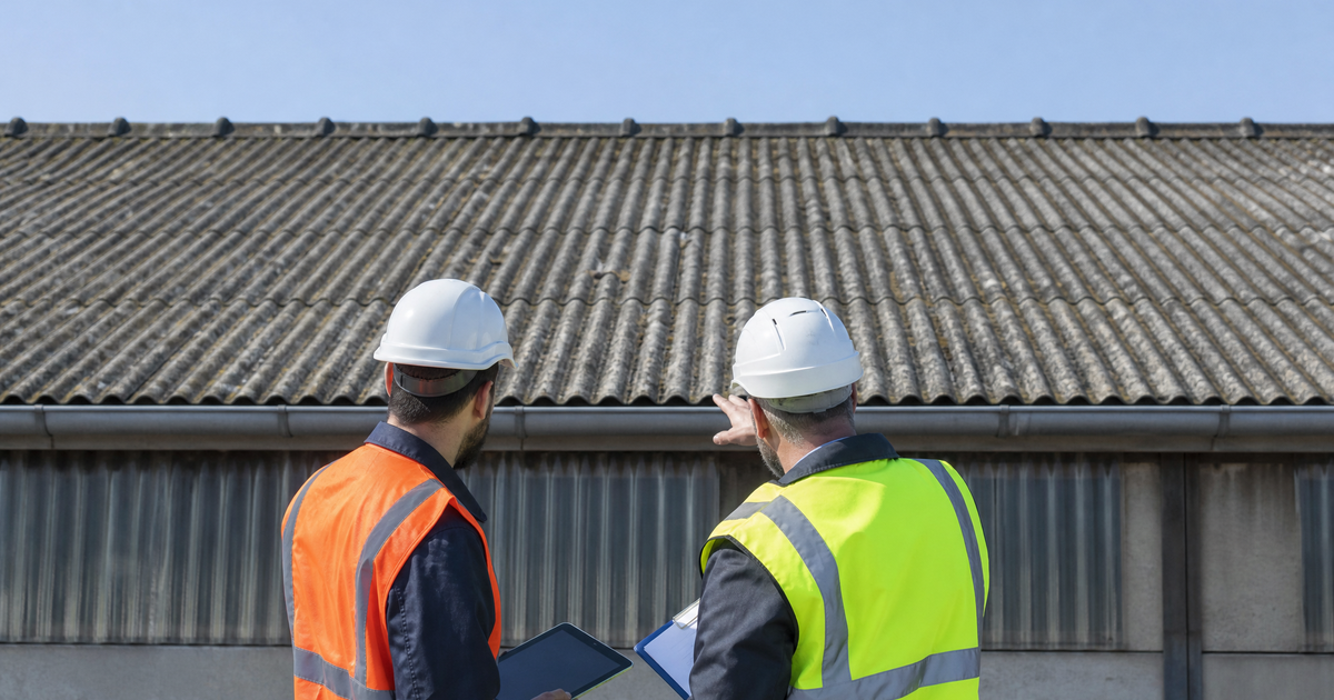 Fotovoltaico su tetto in amianto: cosa deve verificare un’azienda